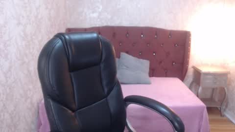 Snapshot of mooncharlotte chatting on 03/04/25, 06:18 Charlotte online show from 03/04/25, 06:18