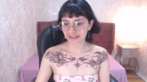 Snapshot of mooncharlotte chatting on 03/11/25, 04:29 Charlotte online show from 03/11/25, 04:29