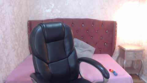 Snapshot of mooncharlotte chatting on 03/11/25, 07:36 Charlotte online show from 03/11/25, 07:36