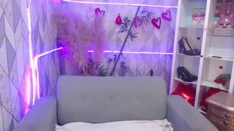 Snapshot of mooncharlotte chatting on 09/22/25, 04:09 Charlotte online show from 09/22/25, 04:09