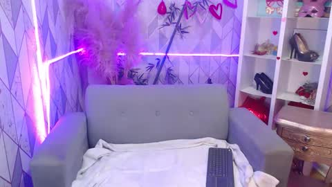 Snapshot of mooncharlotte chatting on 10/04/25, 07:01 Charlotte online show from 10/04/25, 07:01