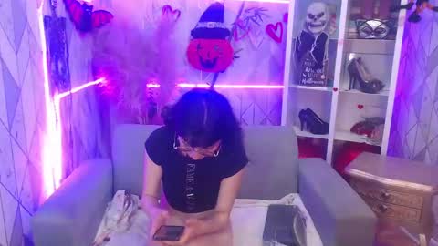 Snapshot of mooncharlotte chatting on 10/20/25, 06:19 Charlotte online show from 10/20/25, 06:19