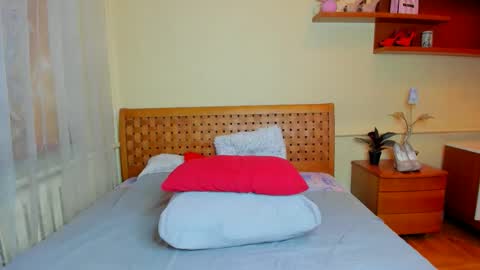 Snapshot of mooneclipce chatting on 10/27/25, 07:12 Lena online show from 10/27/25, 07:12