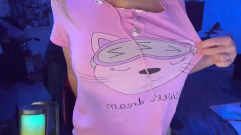 Mia   online show from 10/18/25, 09:37