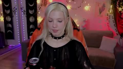 Mia   online show from 10/25/25, 08:58