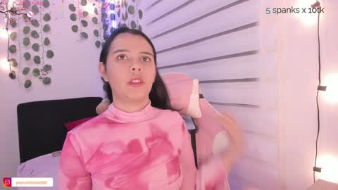 Snapshot of moonliight__ chatting on 02/02/25, 12:19 moonliight__ online show from 02/02/25, 12:19