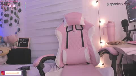 Snapshot of moonliight__ chatting on 02/06/25, 12:43 moonliight__ online show from 02/06/25, 12:43