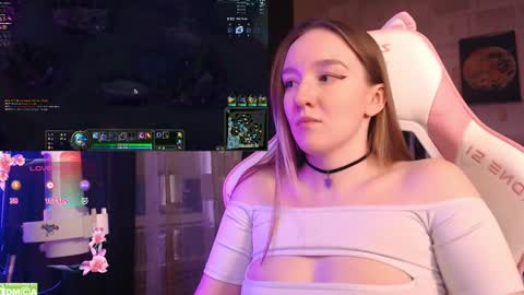 Snapshot of moonlish_siren chatting on 02/16/25, 01:25 Katrin online show from 02/16/25, 01:25