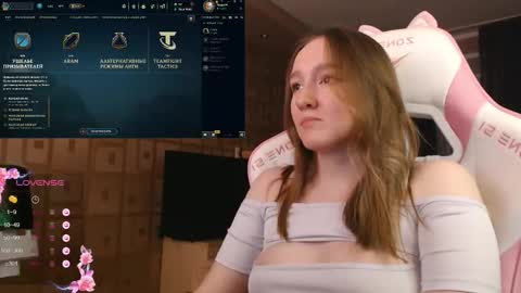 Snapshot of moonlish_siren chatting on 10/12/25, 08:41 Katrin online show from 10/12/25, 08:41