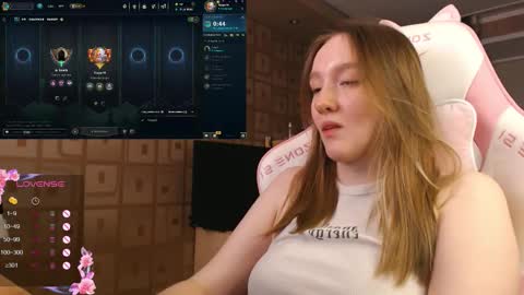 Snapshot of moonlish_siren chatting on 10/19/25, 08:53 Katrin online show from 10/19/25, 08:53