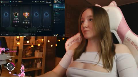 Snapshot of moonlish_siren chatting on 10/26/25, 08:15 Katrin online show from 10/26/25, 08:15