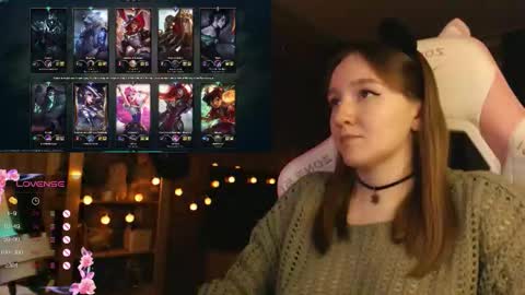 Snapshot of moonlish_siren chatting on 10/29/25, 08:54 Katrin online show from 10/29/25, 08:54