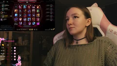 Snapshot of moonlish_siren chatting on 12/04/25, 08:28 Katrin online show from 12/04/25, 08:28