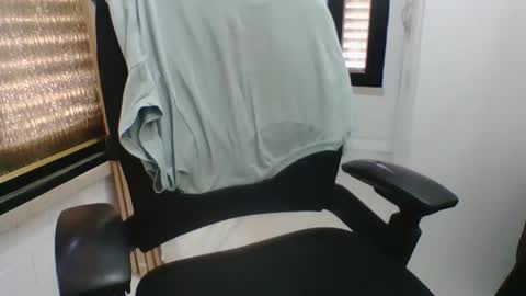 Snapshot of moonnighthugecock chatting on 10/06/25, 10:12 moonnighthugecock online show from 10/06/25, 10:12