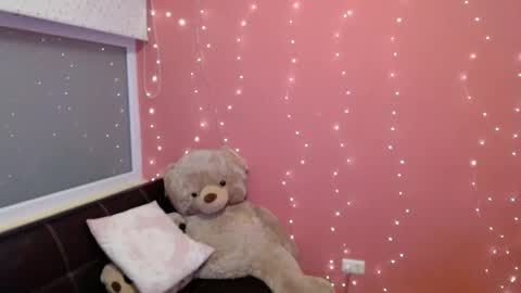 Snapshot of mora_haze chatting on 02/27/25, 10:04 Mora Haze 3 online show from 02/27/25, 10:04