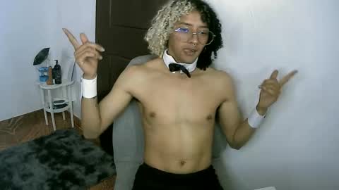 Snapshot of morenox_luxe chatting on 12/17/25, 06:14 Danny online show from 12/17/25, 06:14