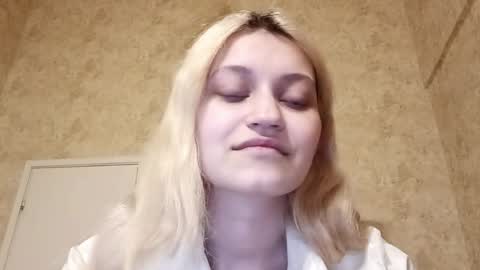 Eva is here now  help me get 50 thumbs up pls  online show from 03/28/26, 06:40