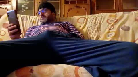 Snapshot of mospeleu chatting on 01/02/25, 04:02 Nomadu online show from 01/02/25, 04:02