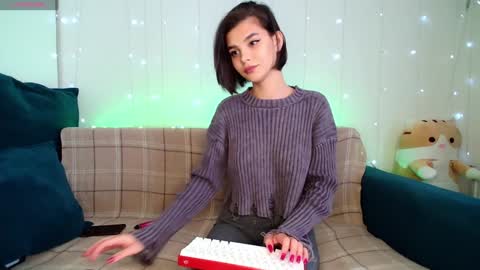 Snapshot of moto_ponchik chatting on 02/06/25, 10:37 Kris online show from 02/06/25, 10:37