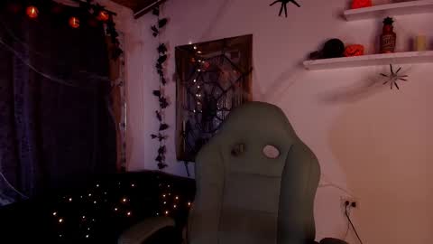 MIKEE online show from 10/15/25, 03:06