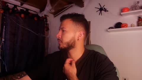 MIKEE online show from 10/31/25, 03:07