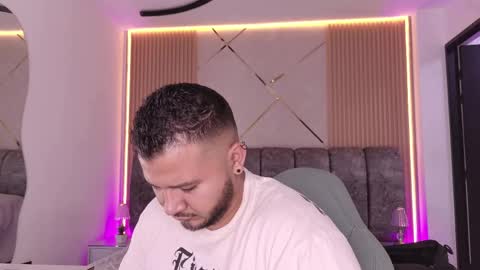 MIKEE online show from 05/26/26, 03:02