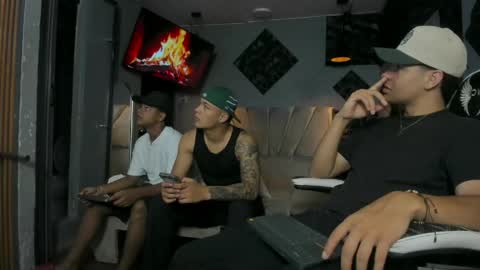 mr_mois online show from 04/17/26, 05:54