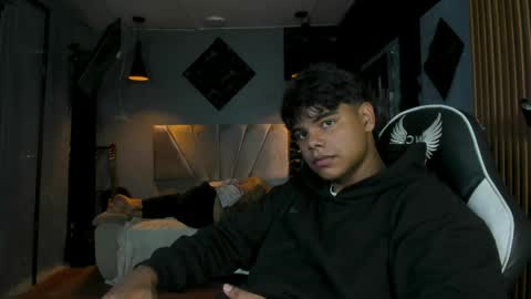 mr_mois online show from 06/07/26, 06:39