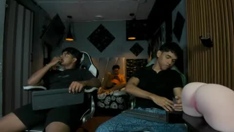 mr_mois online show from 06/11/26, 07:39
