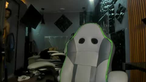 mr_mois online show from 06/18/26, 06:02