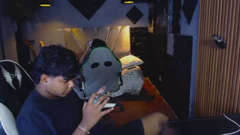 mr_mois online show from 06/25/26, 05:45