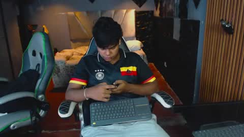 mr_mois online show from 06/26/26, 05:56