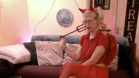 Snapshot of mrjandmrsj2014 chatting on 10/30/25, 03:02 Mr Mrs J online show from 10/30/25, 03:02