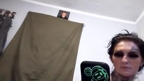 Snapshot of mrssavage97 chatting on 10/05/25, 05:28 mrssavage97 online show from 10/05/25, 05:28