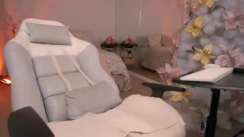 Snapshot of ms_lawless chatting on 12/18/24, 05:04 Samantha online show from 12/18/24, 05:04