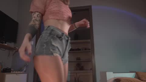 Snapshot of ms_lorelei chatting on 03/08/25, 08:14 Lore online show from 03/08/25, 08:14