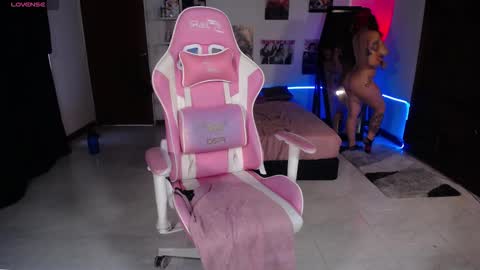 Manuela3 online show from 10/27/25, 07:40