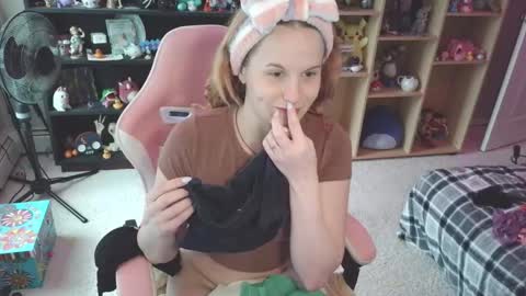 Snapshot of msmallow chatting on 12/17/25, 06:25 Mallow online show from 12/17/25, 06:25