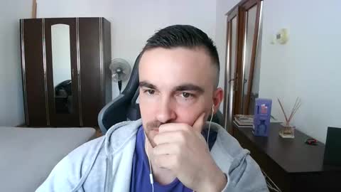 Snapshot of mu5clemania chatting on 04/04/26, 08:23 Victor online show from 04/04/26, 08:23