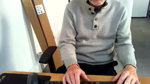 Snapshot of mucfag chatting on 10/24/25, 09:28 mucfag online show from 10/24/25, 09:28