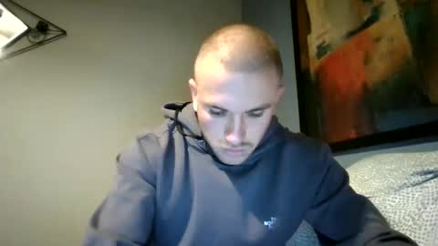 Snapshot of muscleshow00 chatting on 11/24/25, 12:32 muscleshow00 online show from 11/24/25, 12:32