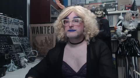 Snapshot of muziknerd chatting on 12/11/24, 05:21 Muziknerd online show from 12/11/24, 05:21