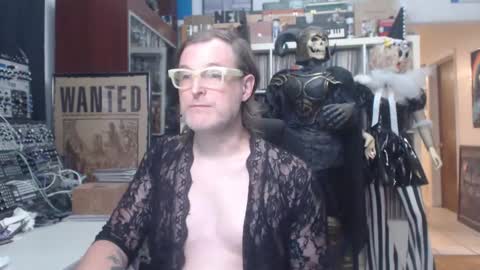 Snapshot of muziknerd chatting on 10/19/25, 11:00 Muziknerd online show from 10/19/25, 11:00