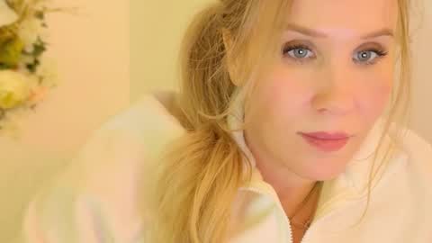 Snapshot of myassistant chatting on 01/04/25, 12:27 Mya-be Yours P online show from 01/04/25, 12:27