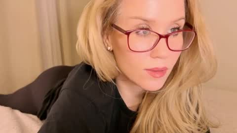 Snapshot of myassistant chatting on 01/14/25, 09:30 Mya-be Yours P online show from 01/14/25, 09:30