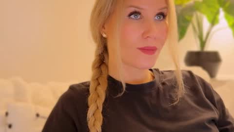 Snapshot of myassistant chatting on 01/30/25, 11:02 Mya-be Yours P online show from 01/30/25, 11:02