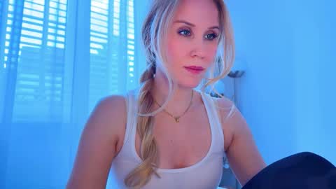 Snapshot of myassistant chatting on 09/12/25, 04:18 Mya-be Yours P online show from 09/12/25, 04:18