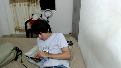 Snapshot of myke_xxx chatting on 11/01/25, 01:40 mike online show from 11/01/25, 01:40