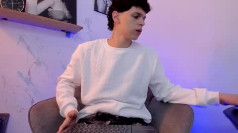 Snapshot of mykelcano chatting on 10/12/25, 02:05 Mykel online show from 10/12/25, 02:05