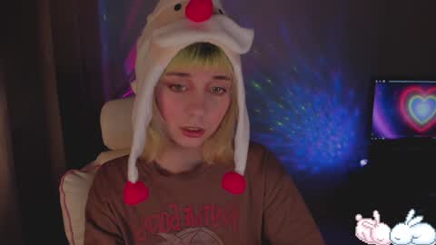 Snapshot of mylaweb chatting on 12/27/24, 02:04 MylaFlores online show from 12/27/24, 02:04